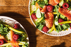 Salade de gravlax aux framboises, vinaigrette et citron