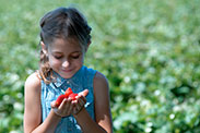 Une fille avec une fraise