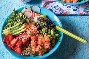 Recette bols de poké au saumon et aux fraises