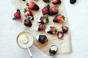 Fraises au gâteau au fromage, trempées dans le chocolat