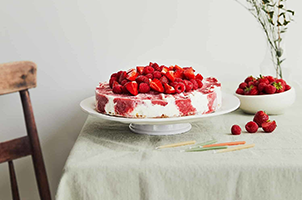 Gâteau à la crème glacée vanille, aux fraises & aux framboises