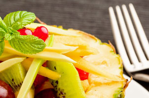 Ananas farci de fruits frais nappés d’un coulis de framboise