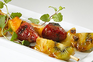 Brochettes de fruits et de Cheddar d'ici grillées