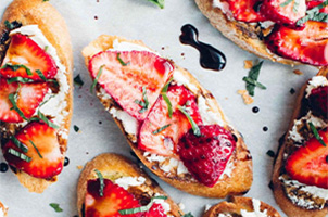Crostinis au chèvre et aux fraises