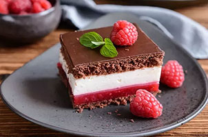 Entremets framboises, chocolat au lait et vanille