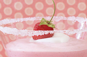 Mousse émoustillante aux fraises et croquant aux amandes