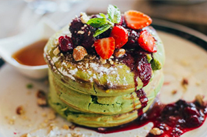 Pancake matcha fourrés à la confiture de fraises