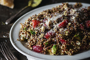 Salade de quinoa deux couleurs fraises feta et pesto de pistaches