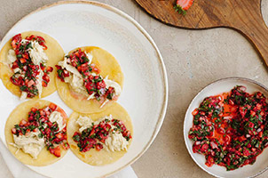 Tacos au poulet effiloché & salsa de fraises et de framboises