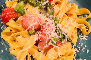 Tagliatelles aux asperges et fraises