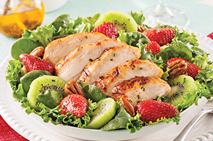 Salade-repas au poulet, fraises et kiwis